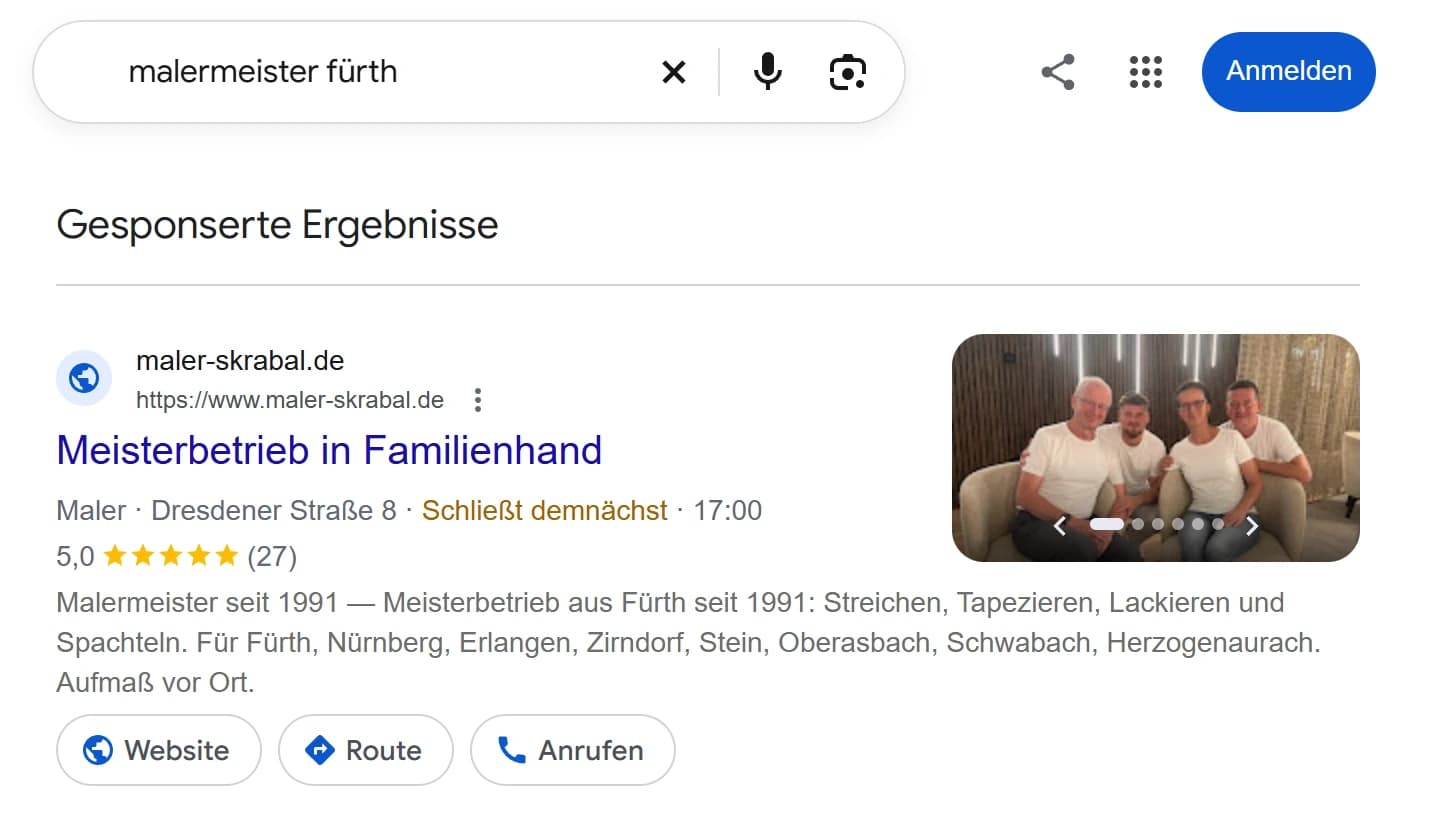 Google-Suche am PC nach „malermeister fürth“. Unter „Gesponserte Ergebnisse“ die Anzeige von maler-skrabal.de mit dem Titel „Meisterbetrieb in Familienhand“, 5,0 Sterne aus 27 Bewertungen, einem Foto der Familie und den Knöpfen Website, Route und Anrufen.