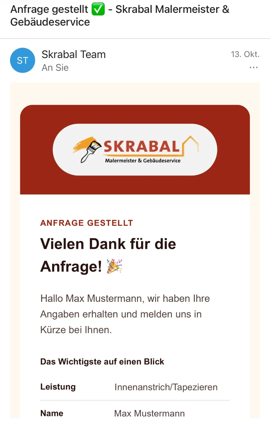 Mail „Anfrage gestellt“ von Skrabal Malermeister & Gebäudeservice auf dem Handy: „Vielen Dank für die Anfrage!“, darunter „Hallo Max Mustermann, wir haben Ihre Angaben erhalten und melden uns in Kürze bei Ihnen.“ und eine Übersicht mit Leistung Innenanstrich/Tapezieren und dem Namen.