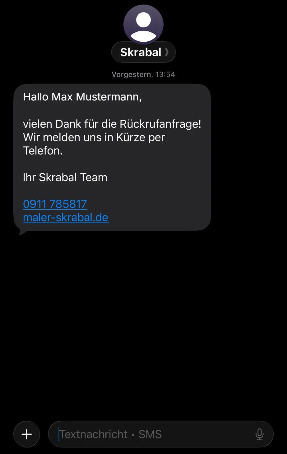 SMS von Skrabal auf dem Handy: „Hallo Max Mustermann, vielen Dank für die Rückrufanfrage! Wir melden uns in Kürze per Telefon. Ihr Skrabal Team“ mit Telefonnummer und maler-skrabal.de.
