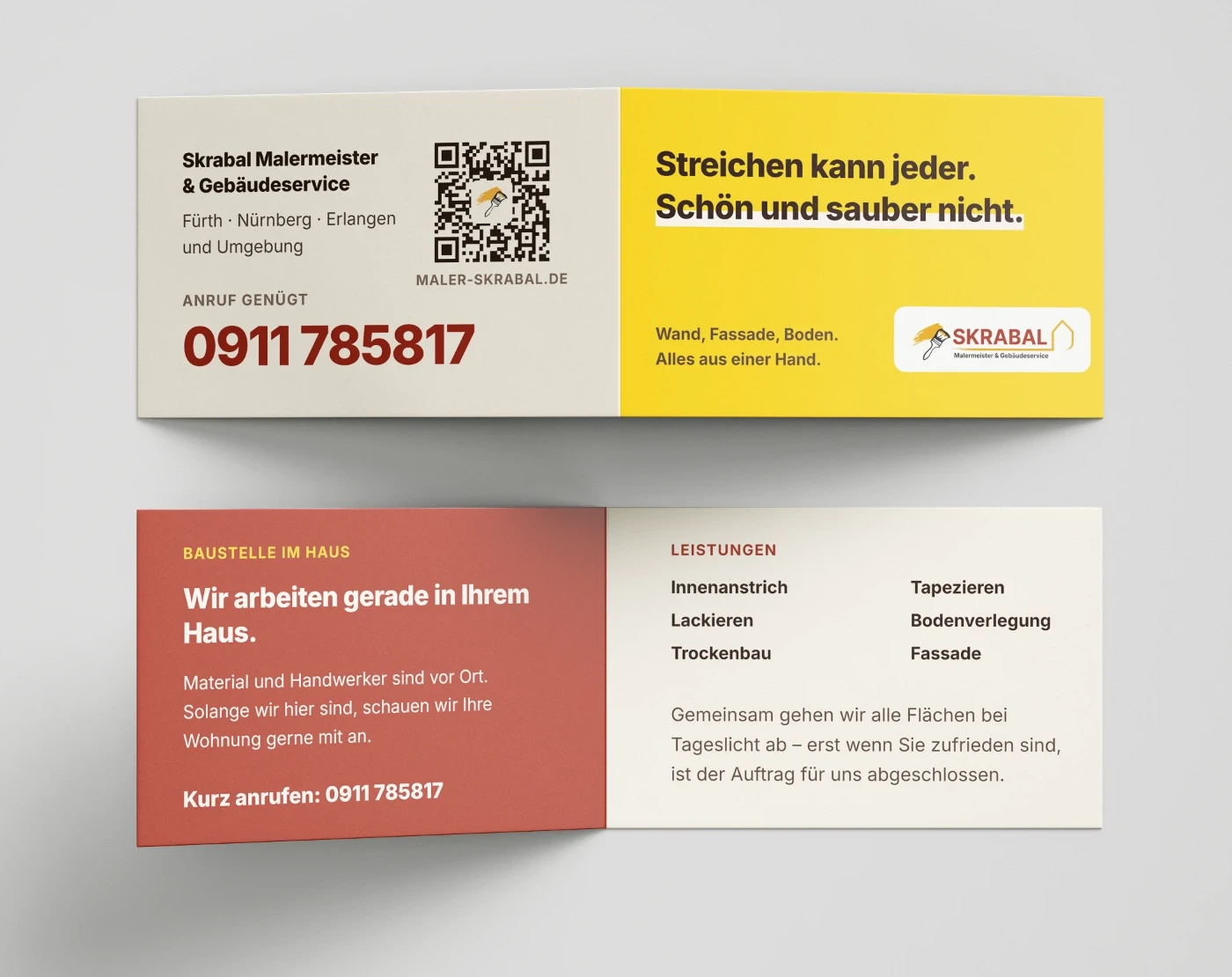 Zwei aufgeklappte Klappkarten von Skrabal Malermeister & Gebäudeservice. Außen die Telefonnummer, ein QR-Code zu maler-skrabal.de und auf Gelb der Satz „Streichen kann jeder. Schön und sauber nicht.“ Innen auf Rot „Wir arbeiten gerade in Ihrem Haus.“ und daneben die Leistungen Innenanstrich, Tapezieren, Lackieren, Bodenverlegung, Trockenbau und Fassade.